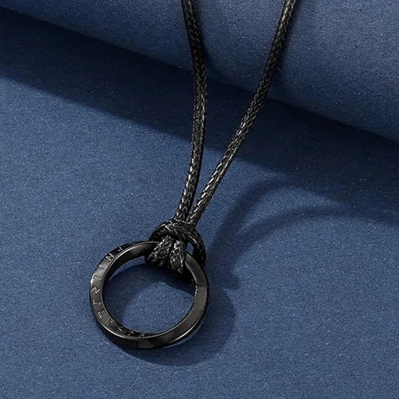 Naszyjnik z amuletem i modą męską